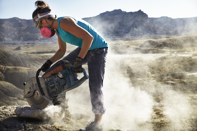 Image of Lindsay Zanno in the field. 