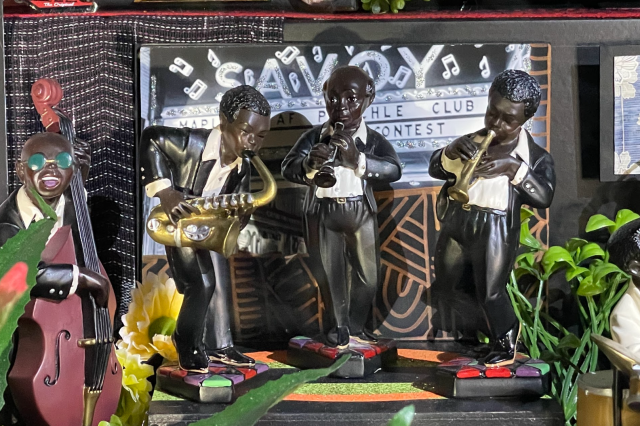 5 small figurines of jazz players included in the altar at NHM