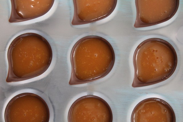 Caramel in tear-shaped molds