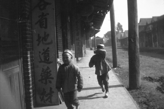 Boys running through Old Chinatown