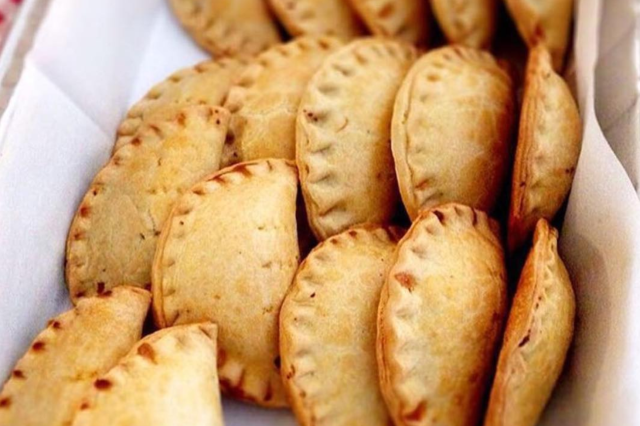 A tray of seventeen Jamaican patties 