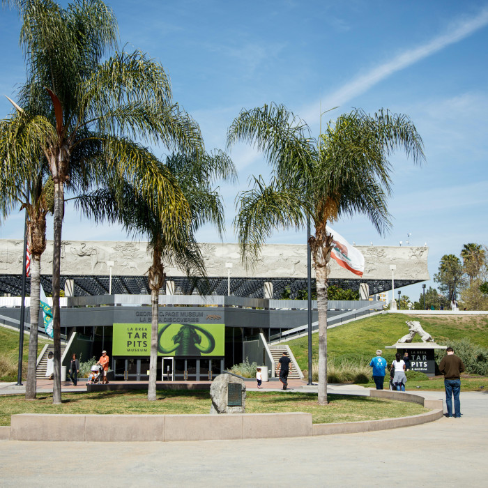 roundabout in front of la brea tar pits museum entrance