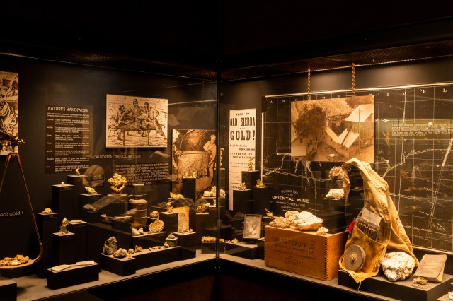 La vitrina de la fiebre del oro en Gem Hall