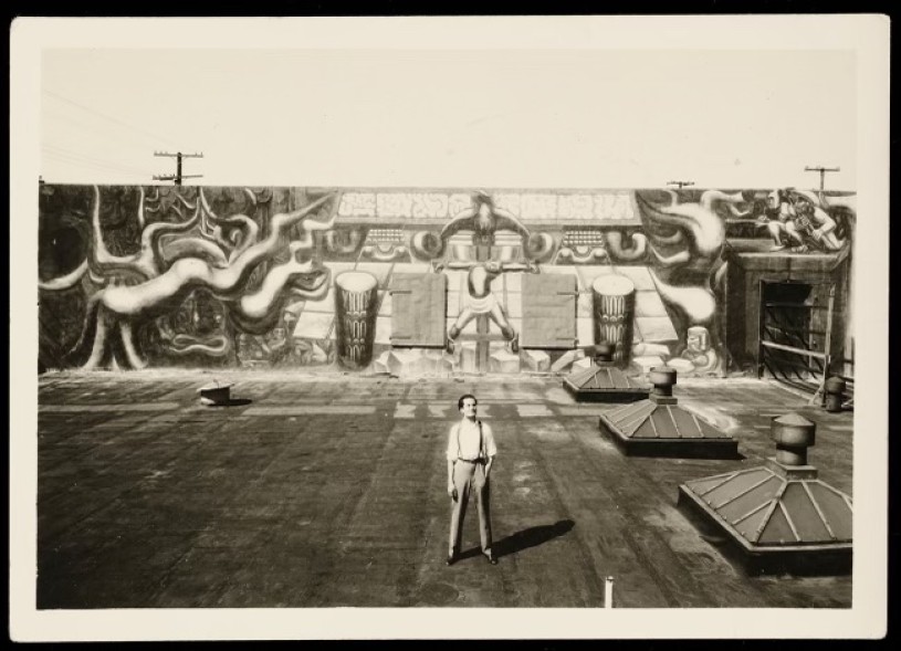 Roberto Berdecio, a friend of Siqueiros in the 1930s, in front of America Tropical in 1932 