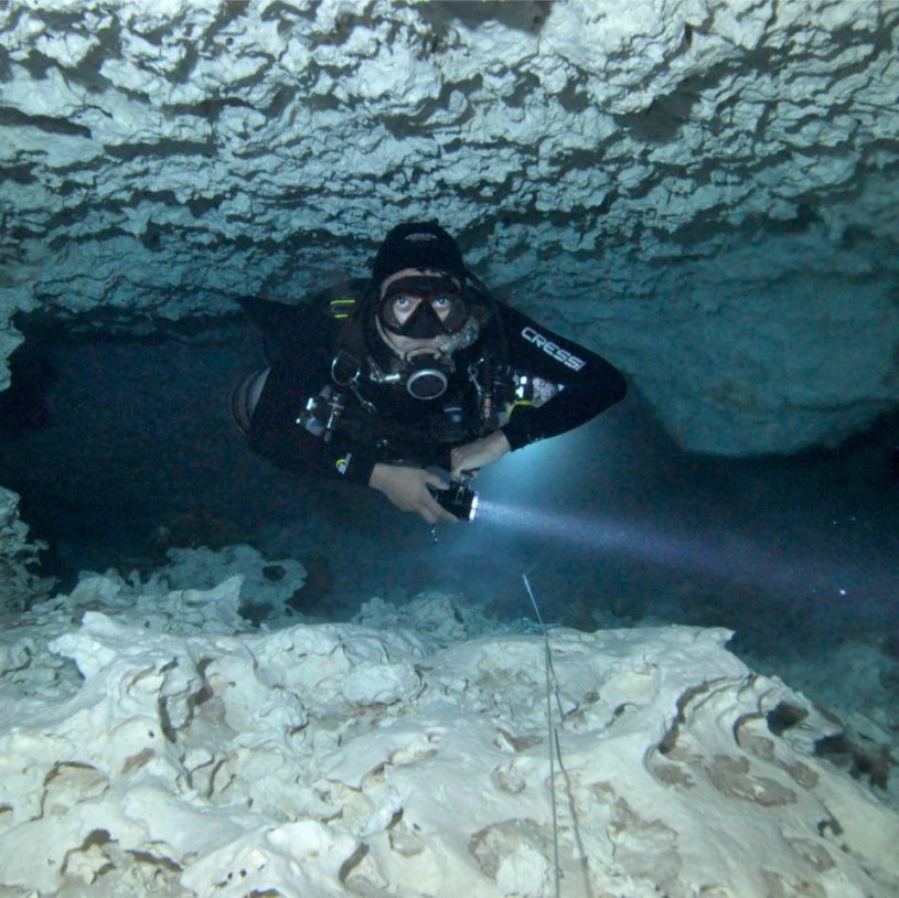 Rodrigo Monjaraz Ruedas Buceando en un Cenote